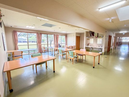 自然光が差し込む廊下