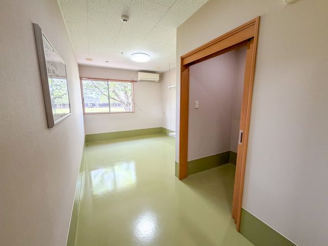 明るい和室空間 居室 窓から差し込む自然光が、広々とした和室を明るく照らしています。快適な環境が整っています。