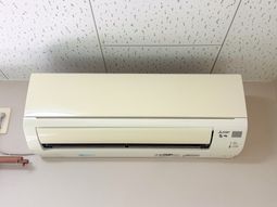壁に取り付けられたエアコン