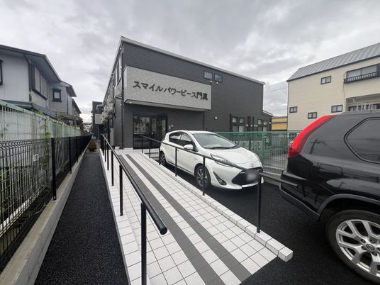 施設の外観と駐車場  