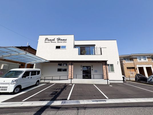 白い外壁の建物外観