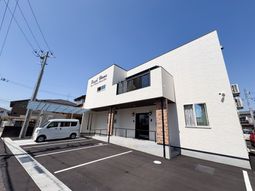 駐車スペースのある建物外観