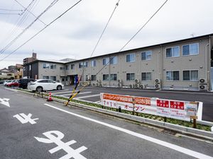 広い駐車場の外観