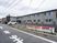 広い駐車場の外観
