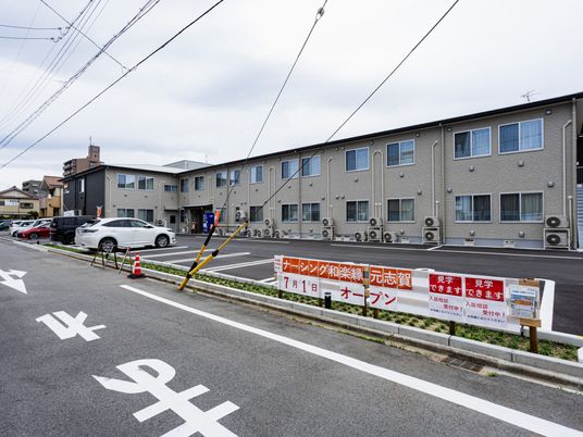 広い駐車場の外観