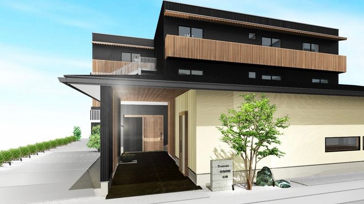 緑に囲まれた建物の外観