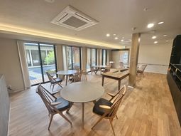 落ち着いた空間のラウンジ