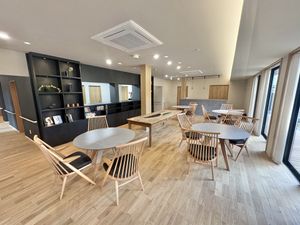 自然光が入るラウンジ