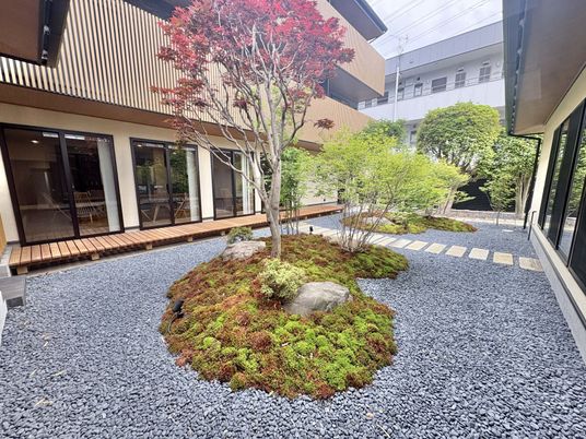 緑豊かな中庭