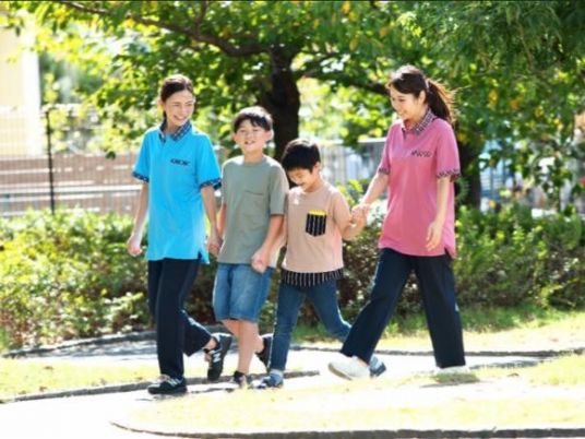 屋外で歩く4人  