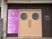 紫の看板がある入口  