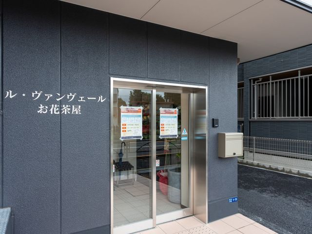 出入口の外観 エントランス 広々としたエントランスは、車椅子の方でも出入りしやすい設計になっています。