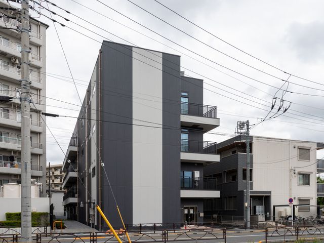 モダンな建物の外観 外観 新しい環境での勤務を考える方におすすめのきれいな建物です。都会に調和したデザインが特徴です。