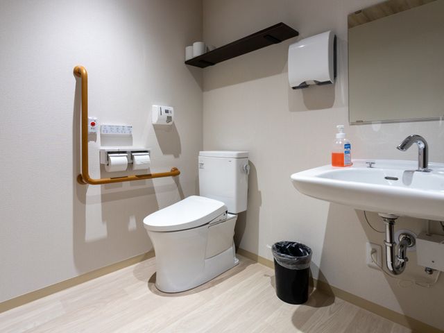 清潔なトイレ トイレ 広々とした明るいトイレには、手すりが設置されており、安全に利用できます。
