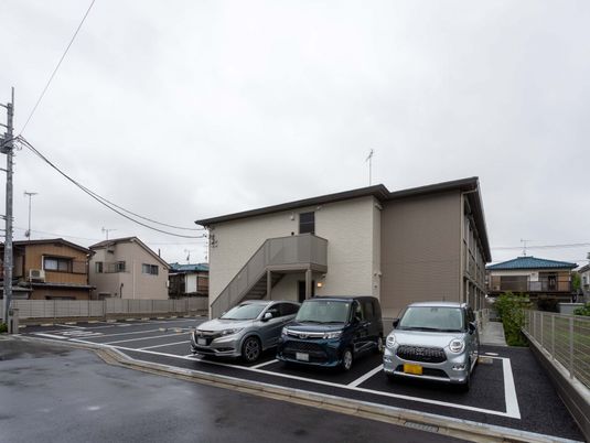 駐車場付きの外観  