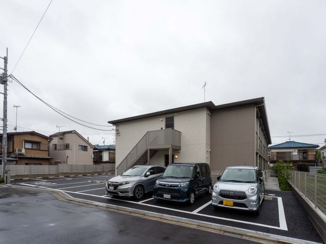 駐車場付きの外観 外観   駐車スペースが充実しているため、車での通勤が便利です。