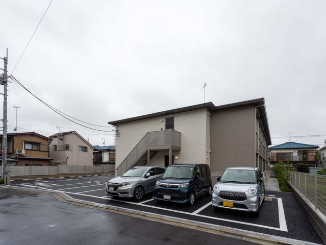 駐車場付きの外観  