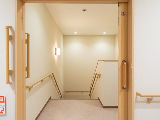 階段のある廊下 廊下 階段へのアクセスがスムーズな廊下です。手すりもあり、安全に移動できる設計です。