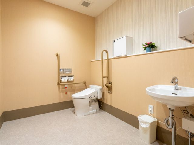 使い勝手の良い施設内トイレ トイレ 広々としたトイレは、手すり付きで安全に配慮されています。快適に利用いただける設計です。