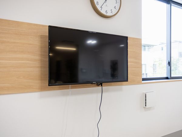 テレビのある明るい空間  