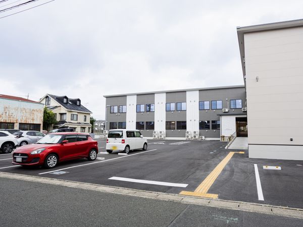駐車場と建物外観  