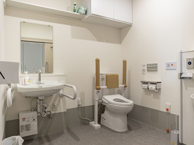 手すり付きトイレ トイレ   手すりが複数あり、立ち座りを支えやすいトイレです。広めの空間で、動作介助もしやすそうです。
