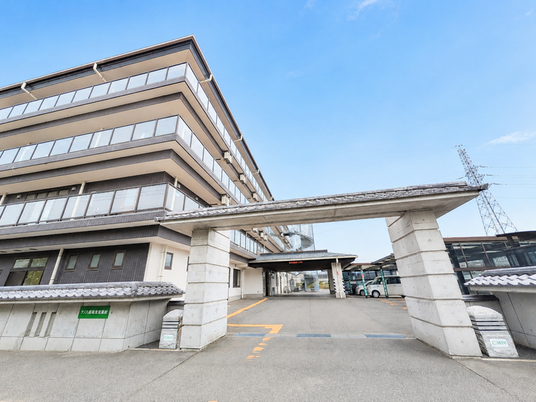 施設の正面入口  