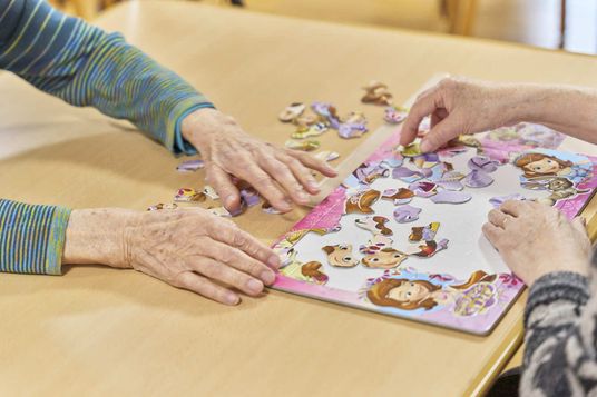 パズルを楽しむ様子
