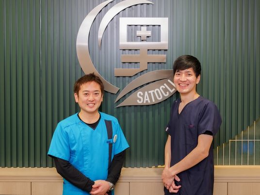 笑顔のスタッフと受付の壁  
