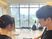 訓練室で見学する2人  