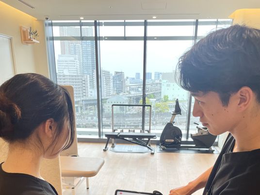 訓練室で見学する2人  