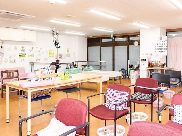 明るい多目的室の様子 多目的室 手作業用のテーブルが並び、手芸などを楽しむ方々の穏やかな時間が流れております。多彩なレクリエーションがあり、生活が豊かになりそうです。
