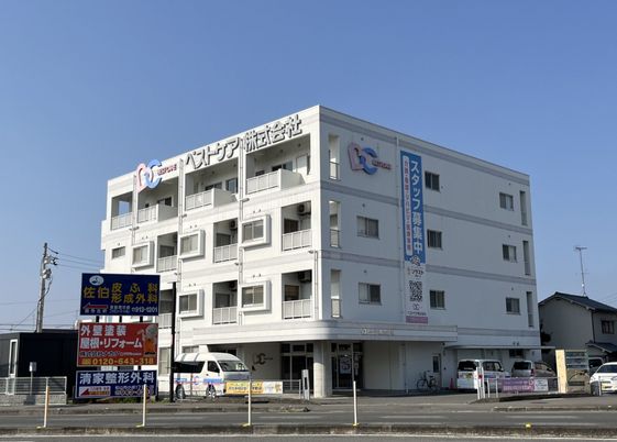 白い建物の外観