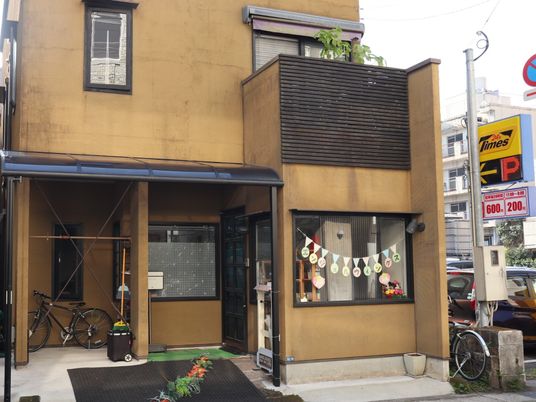 茶色い建物の外観  