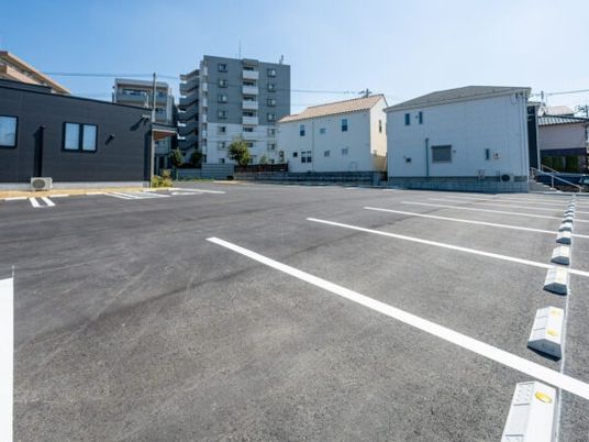 広い駐車場の外観