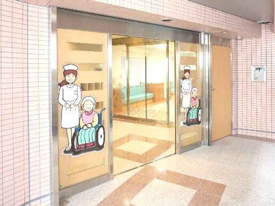 エントランスのガラス扉