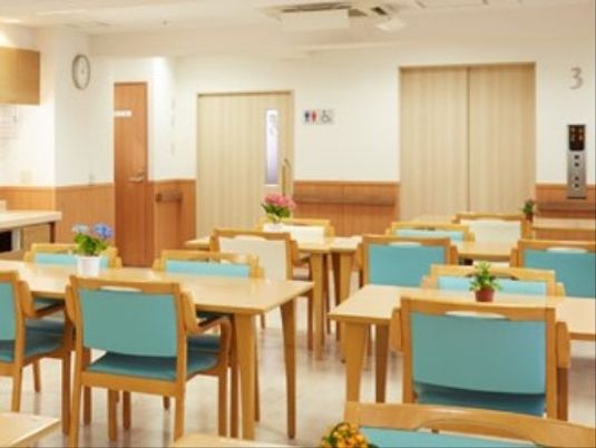 清潔な食堂テーブルと椅子