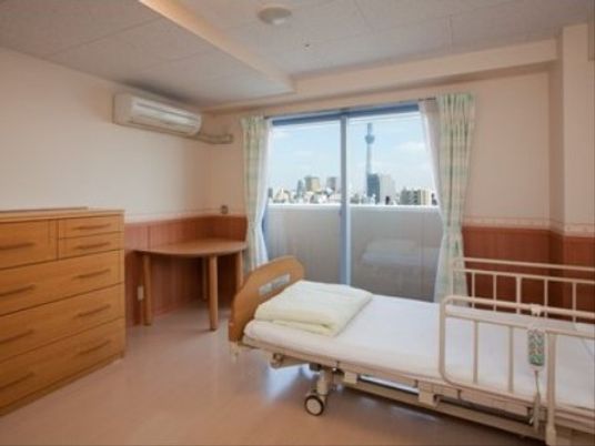 明るい個室の光景