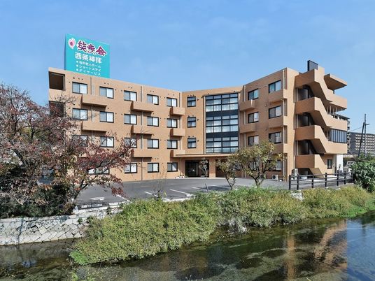 川沿いの施設外観  