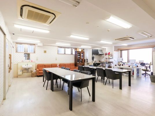 明るい食堂の空間  