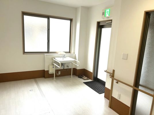 明るい洗面台のある廊下  