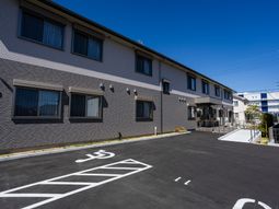施設外観の駐車場  