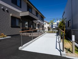 建物前のスロープ  