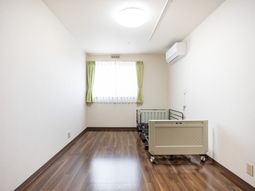 明るい居室の一角  