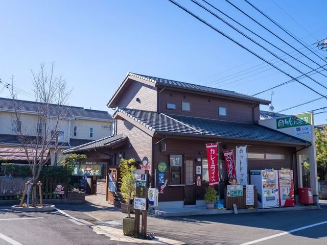 和風の外観の建物 外観   木目調の落ち着いた外観で、看板やのぼりが目に入りやすいです。駐車スペースも見え、出入りしやすそうです。
