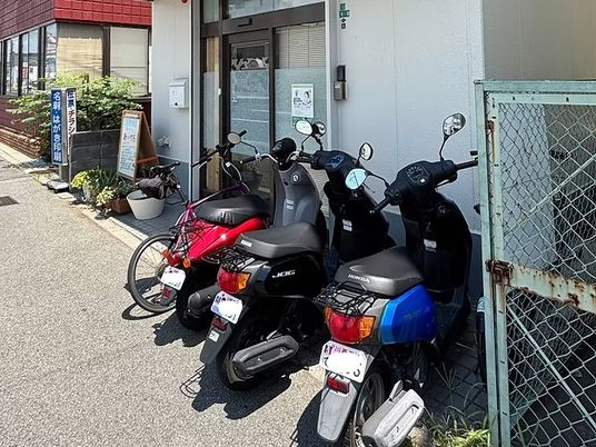 施設前の駐輪場外観  