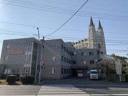 大きな建物の外観