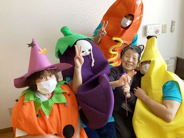 賑やかな仮装の居室 居室 楽しい仮装を楽しむ姿が印象的なスペースです。笑顔があふれ、和やかな雰囲気です。