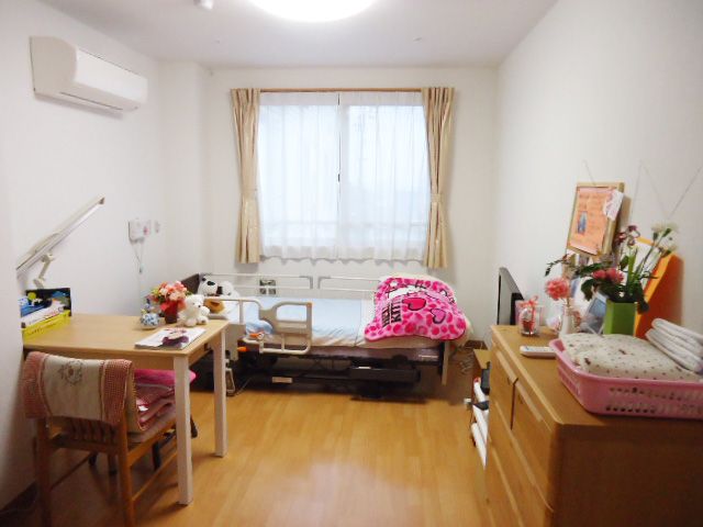 明るく清潔な居室 居室 ゆとりある居室には、必要な家具が整い、快適な日々を過ごせる工夫がされています。窓からは自然光が差し込み、温かな雰囲気です。