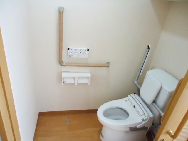 手すり付き清潔なトイレ トイレ 清掃が行き届き、手すりが設置されたトイレです。安心してご使用いただける環境を整えております。